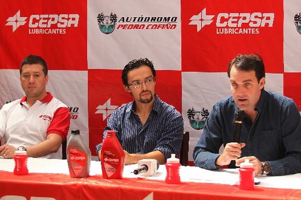 Miguel Higueros —derecha—, de Cepsa, junto a Gabriel López y Mauricio Roque, directivos del Autódromo Pedro Cofiño. (Foto Prensa Libre: Jorge Ovalle)