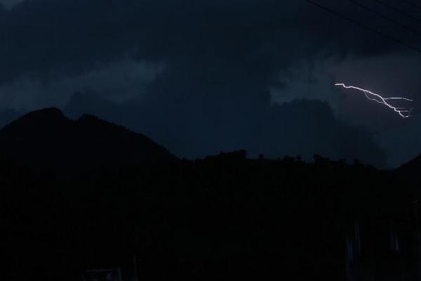 A las 19.15 horas oscureció por completo en la ciudad de Quetzaltenango. (Foto Prensa Libre: Carlos Ventura)