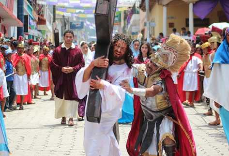 Recorrido de Jesús con la cruz al hombro. (Foto Prensa Libre: Mike Castillo)