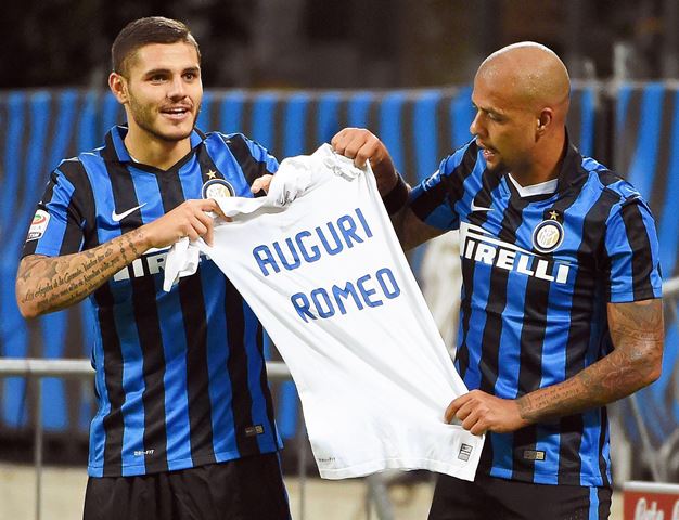 El jugador Felipe Melo (d) del Inter de Milán celebra con su compañero de equipo Mauro Icardi (i), tras su anotación ante el Hellas Verona (Foto Prensa Libre: EFE)