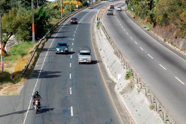 Socorristas  señalan que en el km 47.5 de la ruta Interamericana, Sumpango,  donde han ocurrido asaltos. (Foto Prensa Libre: Víctor Chamalé)