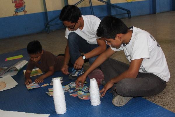 Menores de edad, durante el taller de lectura que se imparte en El Tejar, Chimaltenango.