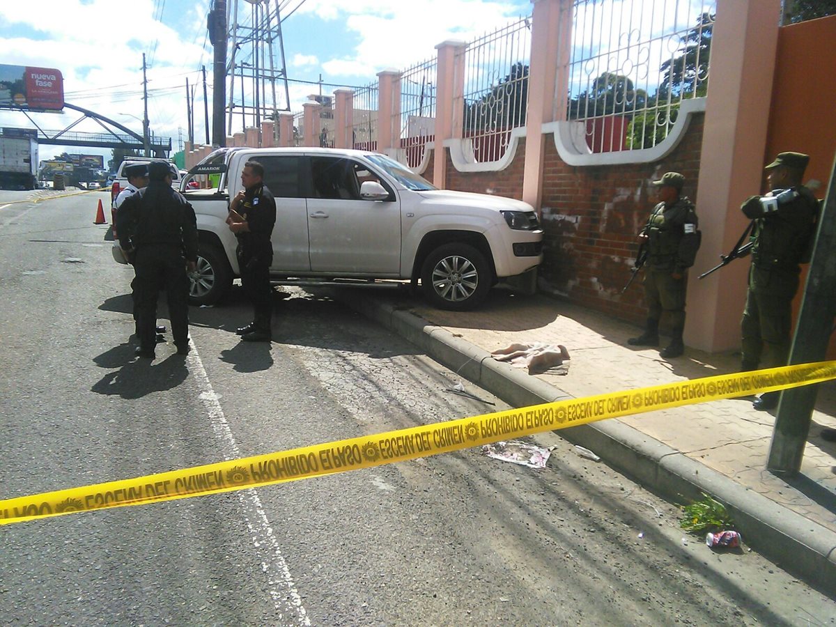 El vehículo donde se conducía Luis Felipe Cifuentes Ardón quedó empotrado en la pared de un polideportivo. (Foto Prensa Libre: Erick Ávila)