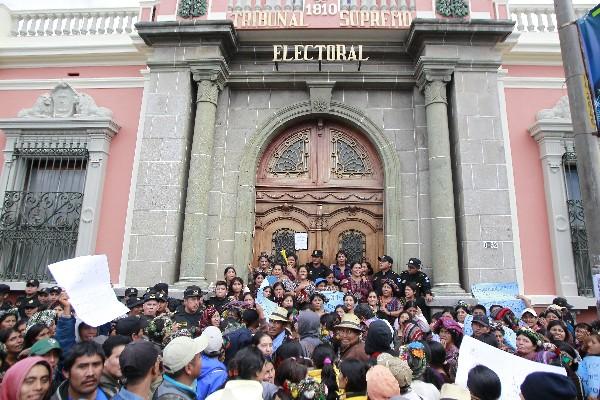 Pobladores de Nebaj manifiestan frente a la sede del Tribunal Supremo Electoral en la zona 1 (Álvaro Interiano)<br _mce_bogus="1"/>