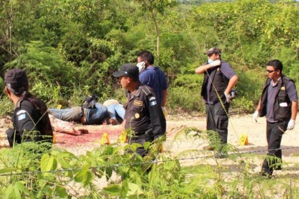 El pasado jueves fueron localizados siete cadáveres en Santa Ana, Petén, y la versión que se manejaba era que podrían ser cuatreros. (Foto Prensa Libre: Rigoberto Escobar) <br _mce_bogus="1"/>