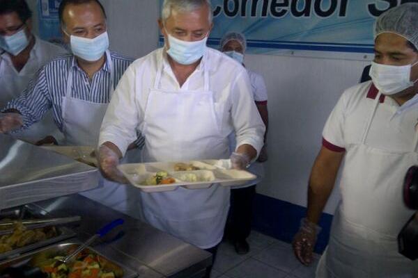 Pérez Molina inauguró un Comedor Seguro en San Juan Sacatepéquez. (Foto Prensa Libre: Giovanni Contreras)