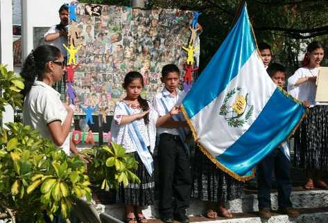 Estudiantes de la escuela     de la Cooperativa Chicoj,  en un  acto cívico  en parque de  Cobán.