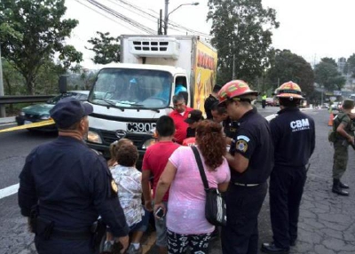 Bomberos Municipales  intentan ayudar a Silvestre, quien murió en el lugar. (Foto Prensa Libre: Óscar Rivas)