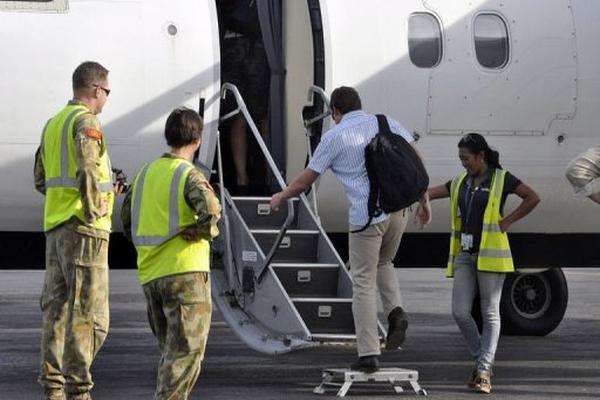 Empleados de la ONU abanadonan Timor Oriental, este lunes en Dili. (Foto Prensa Libre: AFP)