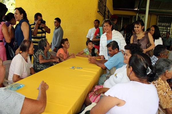 Leal de Pérez saluda a adultos mayores en el centro. (Foto Prensa Libre: Edwin Perdomo)<br _mce_bogus="1"/>