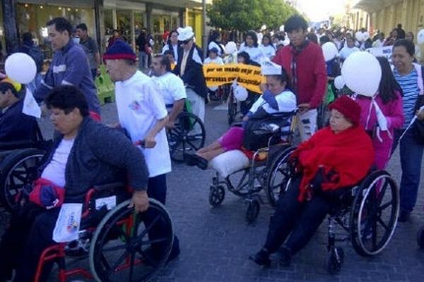 Personas con discapacidad y sus familias participan en la marcha. (Foto Prensa Libre: Jessica Gramajo)<br _mce_bogus="1"/>