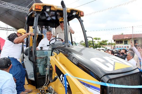 PÉREZ MOLINA, junto al alcalde de Morales, Francisco Cappa, enciende el tractor, uno de los vehículos del convoy  adquirido por esa comuna con un préstamo de Q10 millones.