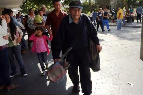 Celestino Paz, es un lustrador de 96 años que suele verse por el Paseo de la Sexta. (Foto Prensa Libre: Imer Lucero)