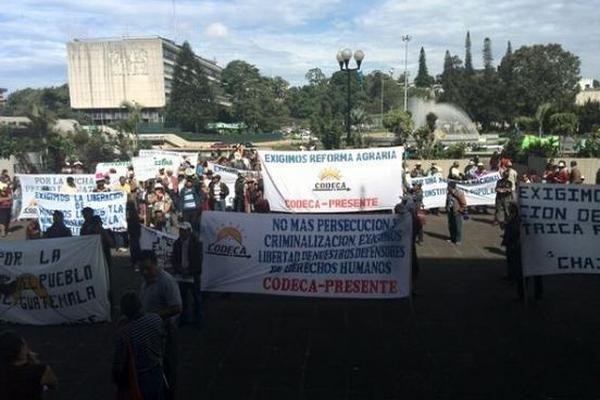 Manifestantes exigen liberación de tres líderes de Codeca sindicados de conexiones ilegales. (Foto Prensa Libre: Jerson Ramos)