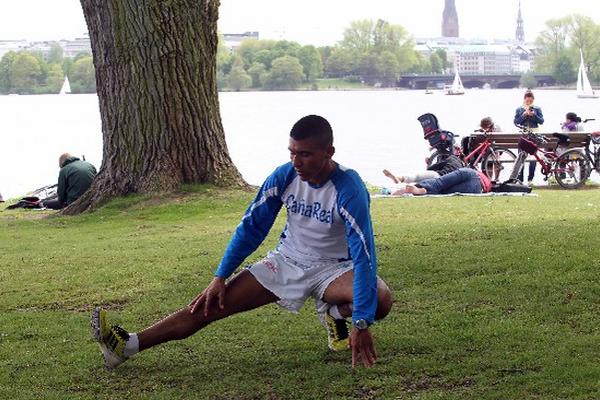 Alfredo Arévalo hace ejercicios de estiramiento antes de  comenzar su jornada de entrenamientos, ayer en Hamburgo. (Foto Prensa Libre: Eddy Recinos)