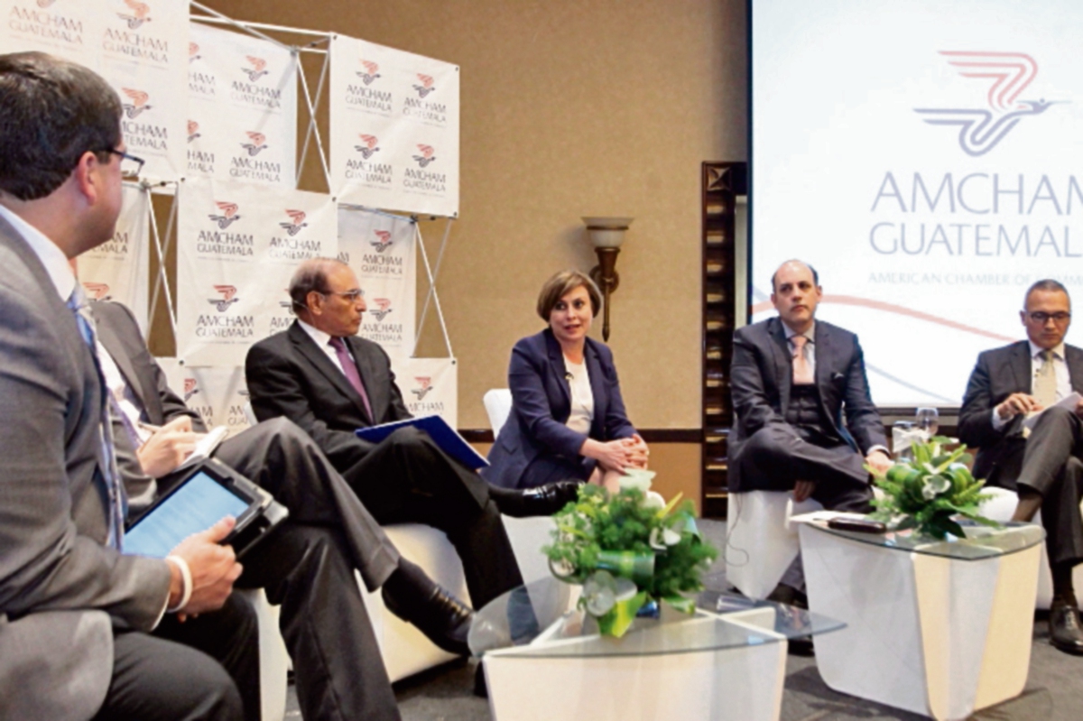 enrique godoy, periodista,  moderó el foro con analistas, empresarios y politólogos invitados. (Foto Prensa Libre: Álvaro Interiano)