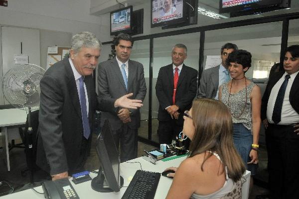 El ministro  de Planificación, Julio De Vido, recorre oficinas públicas para escuchar reclamos. (Foto Prensa Libre: EFE)