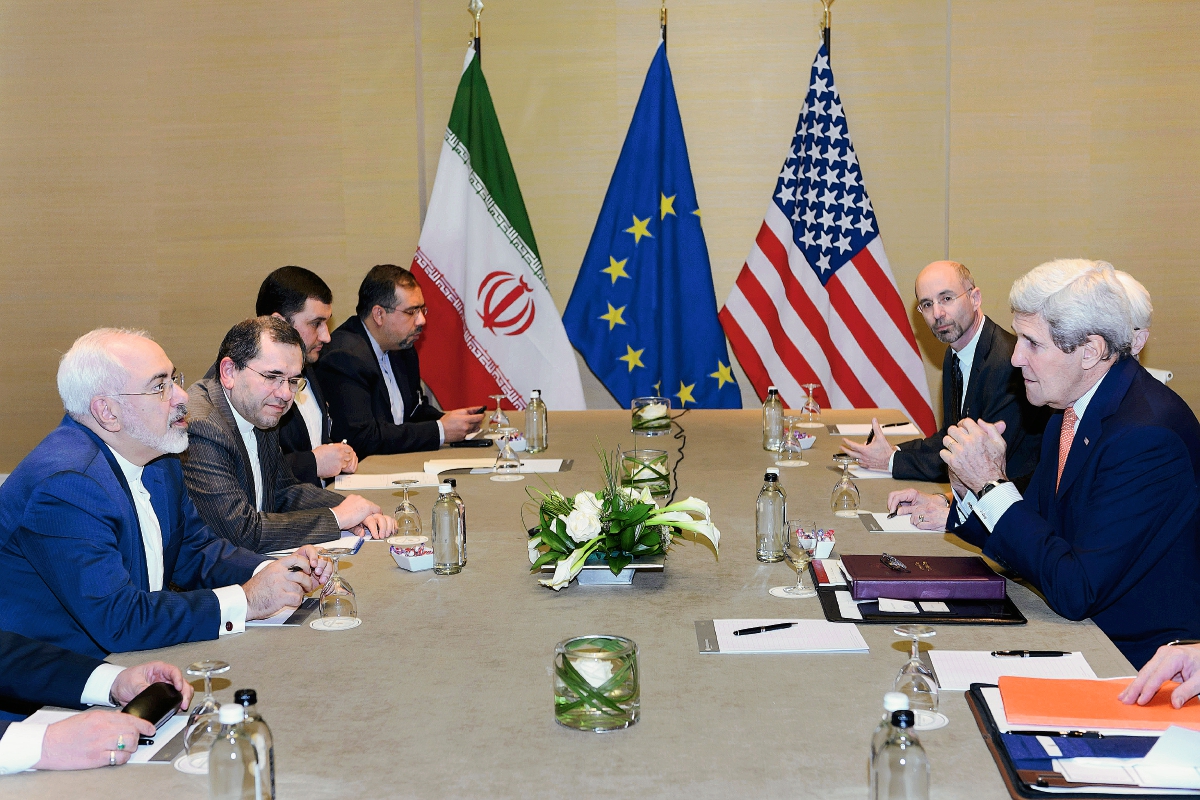 Representantes de Irán y Estados Unidos se reúnen en Ginebra, Suiza, para negociar el tema nuclear. (Foto Prensa Libre:AP)