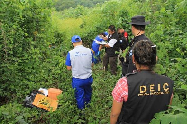 Dos mujeres fueron asesinadas entre unos matorrales en un sector de la autopista Palin, Escuintla. (Foto Prensa Libre: Enrique Paredes)<br _mce_bogus="1"/>