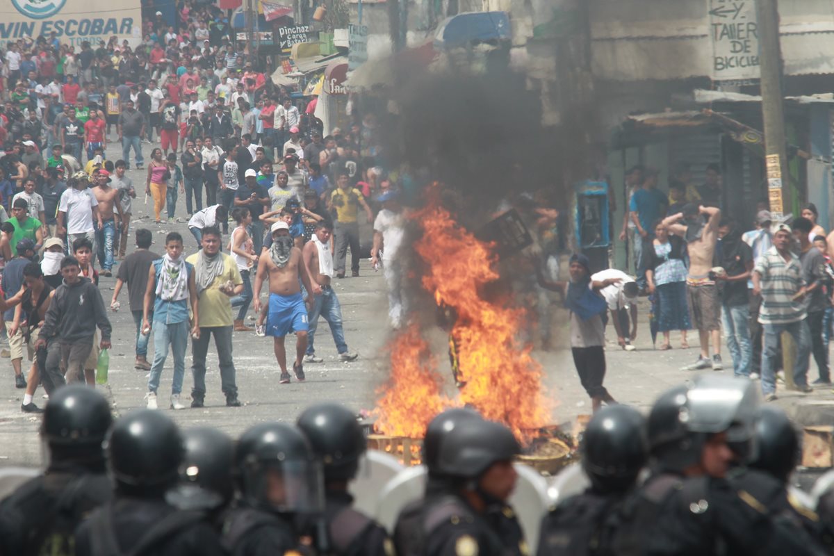 Vecinos de Santa Isabel Uno, Villa Nueva, mantienen bloquearon el kilómetro 19 de la ruta al Pacífico. (Foto Prensa Libre: Estuardo Paredes)