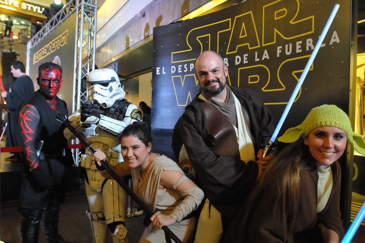 Fanes de Star Wars se reúnen este miércoles para celebrar. (Foto Prensa Libre: Ana Lucía Ola)