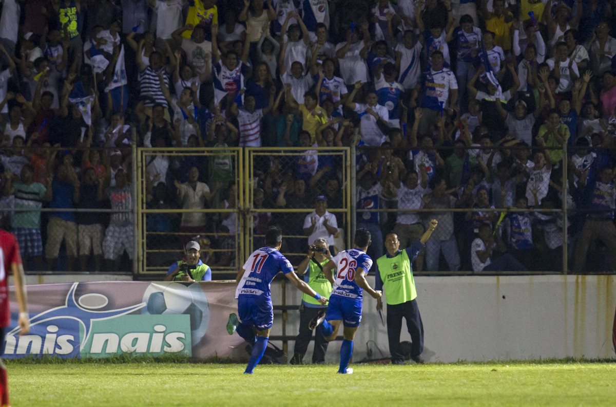 Los jugadores de Deportivo Suchitepéquez festejan el 1-0 contra Malacateco. (Foto Prensa Libre: Norvin Mendoza).