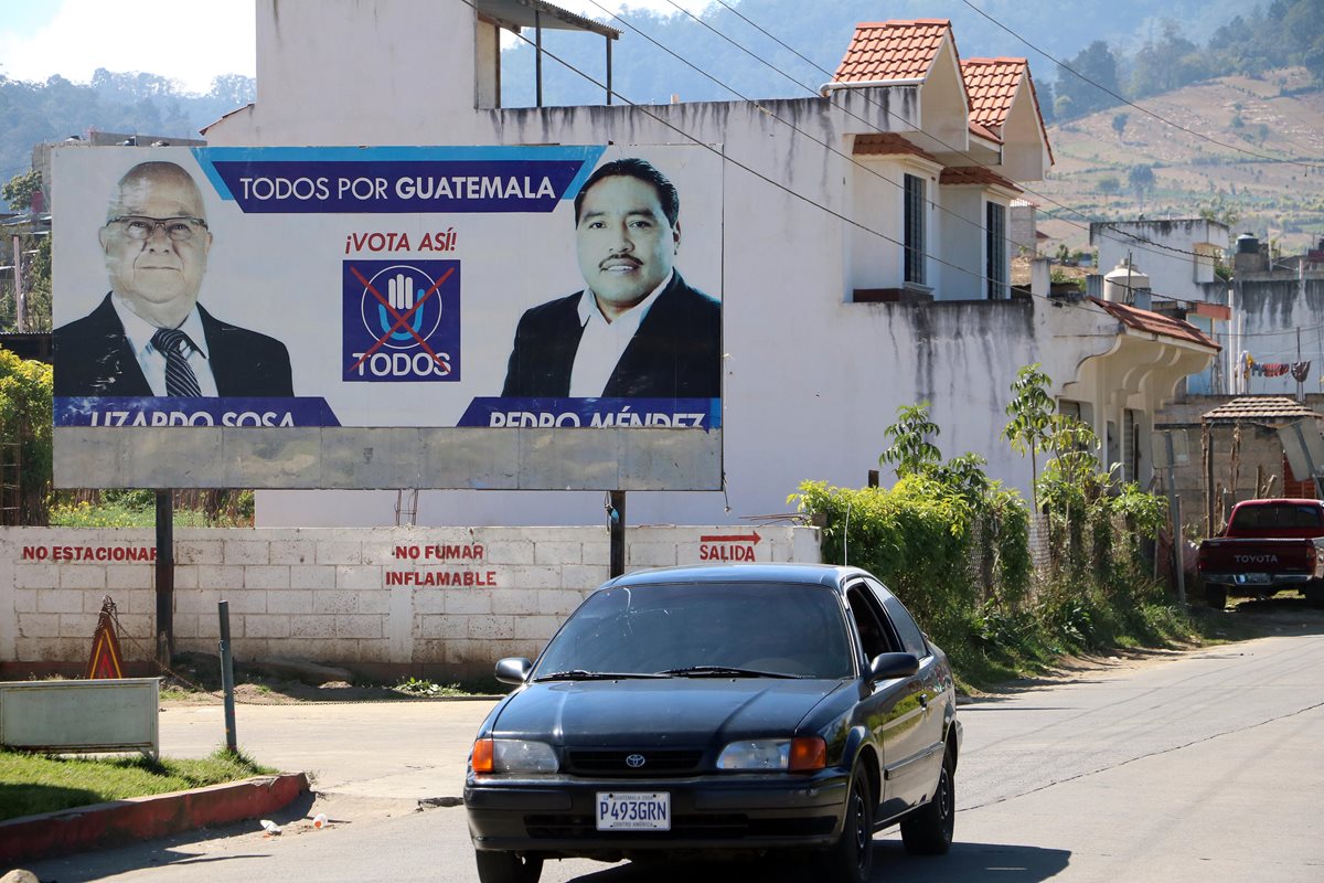 La valla con la imagen del diputado aún se observa en la entrada a Concepción Chiquirichapa, Quetzaltenango. (Foto Prensa Libre: Carlos Ventura)