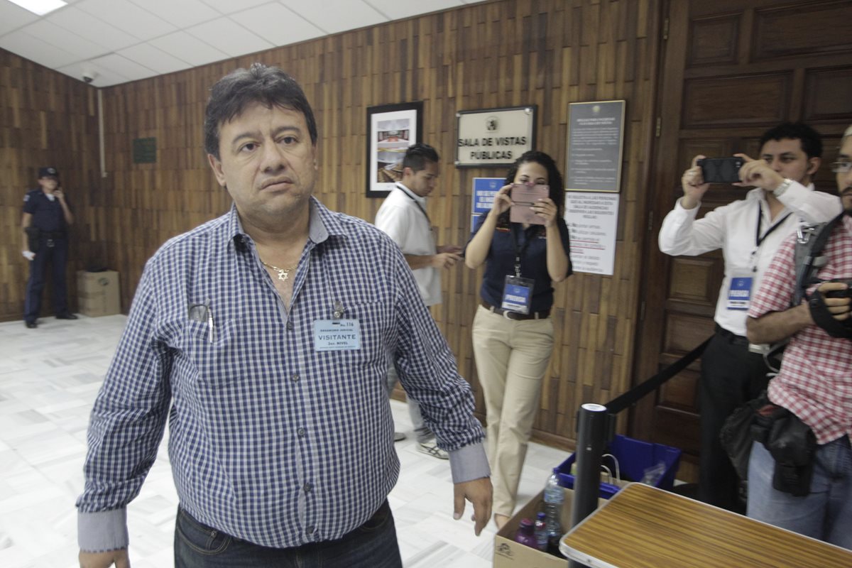 El visitante dijo a los periodistas que desconocía que dentro de la Sala de Vistas está prohibido tomar fotografias. (Foto Prensa Libre: Edwin Bercan)