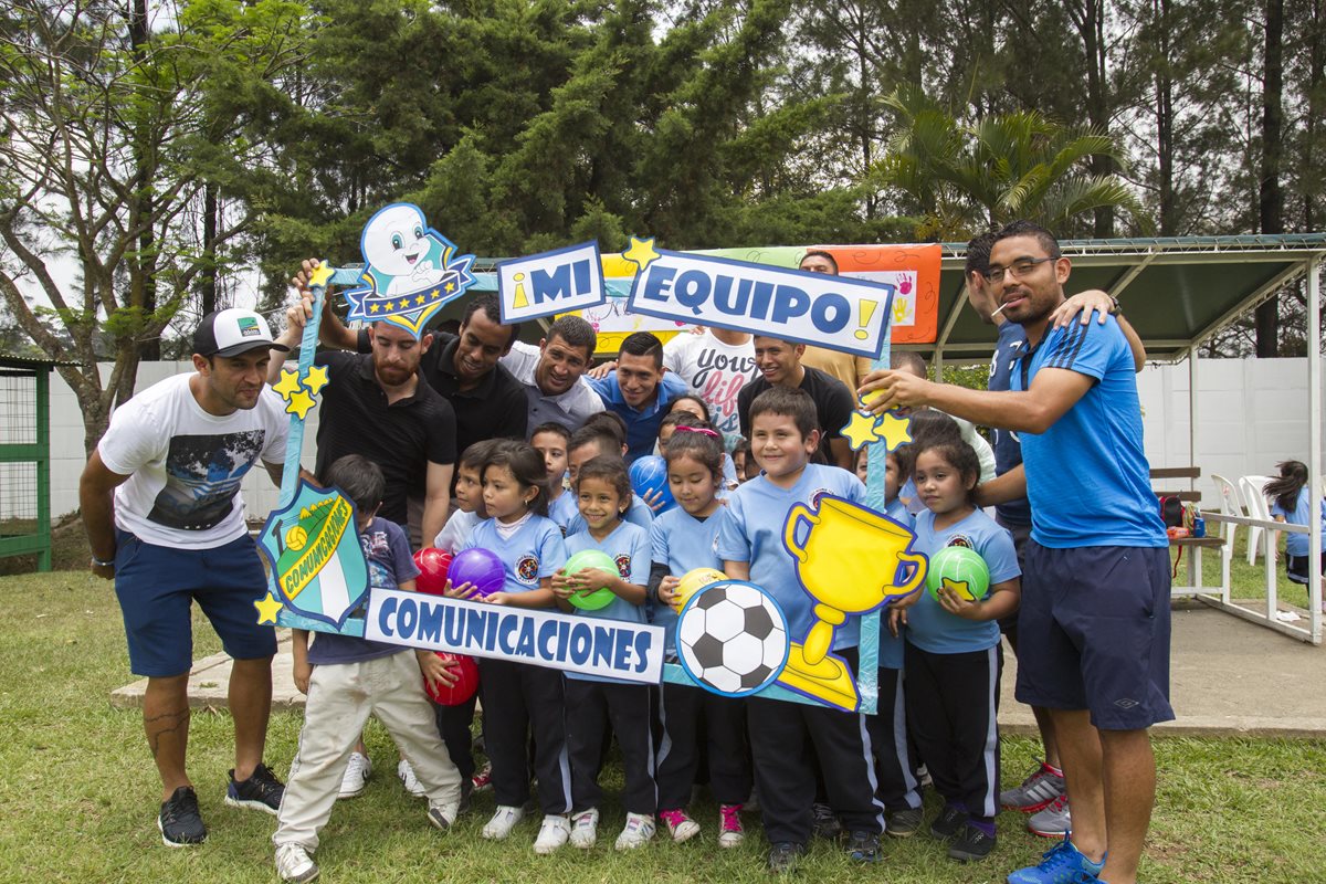 Niños del Jardín María Teresa de Martínez aprovechan para tomarse una foto con los jugadores. (Foto Prensa Libre: Norvin Mendoza)