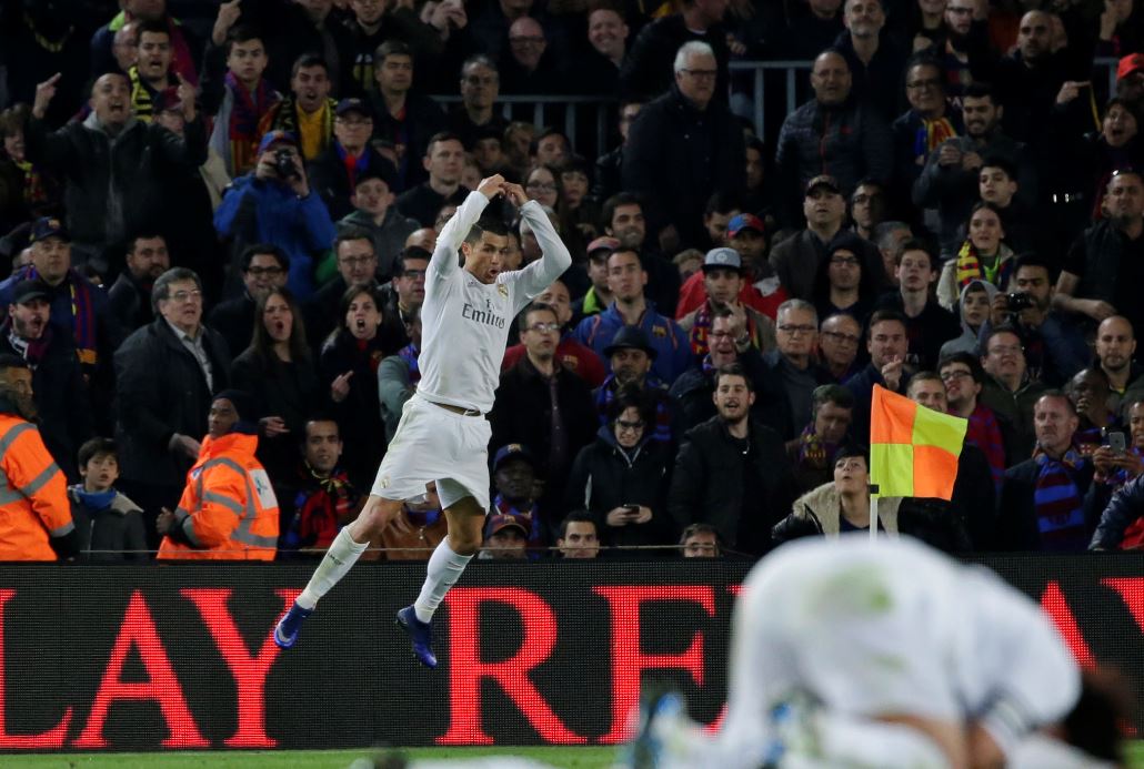 El Laboratorio Español tomará medidas por los insultos en contra de Cristiano durante el clásico. (Foto Prensa Libre: AP).