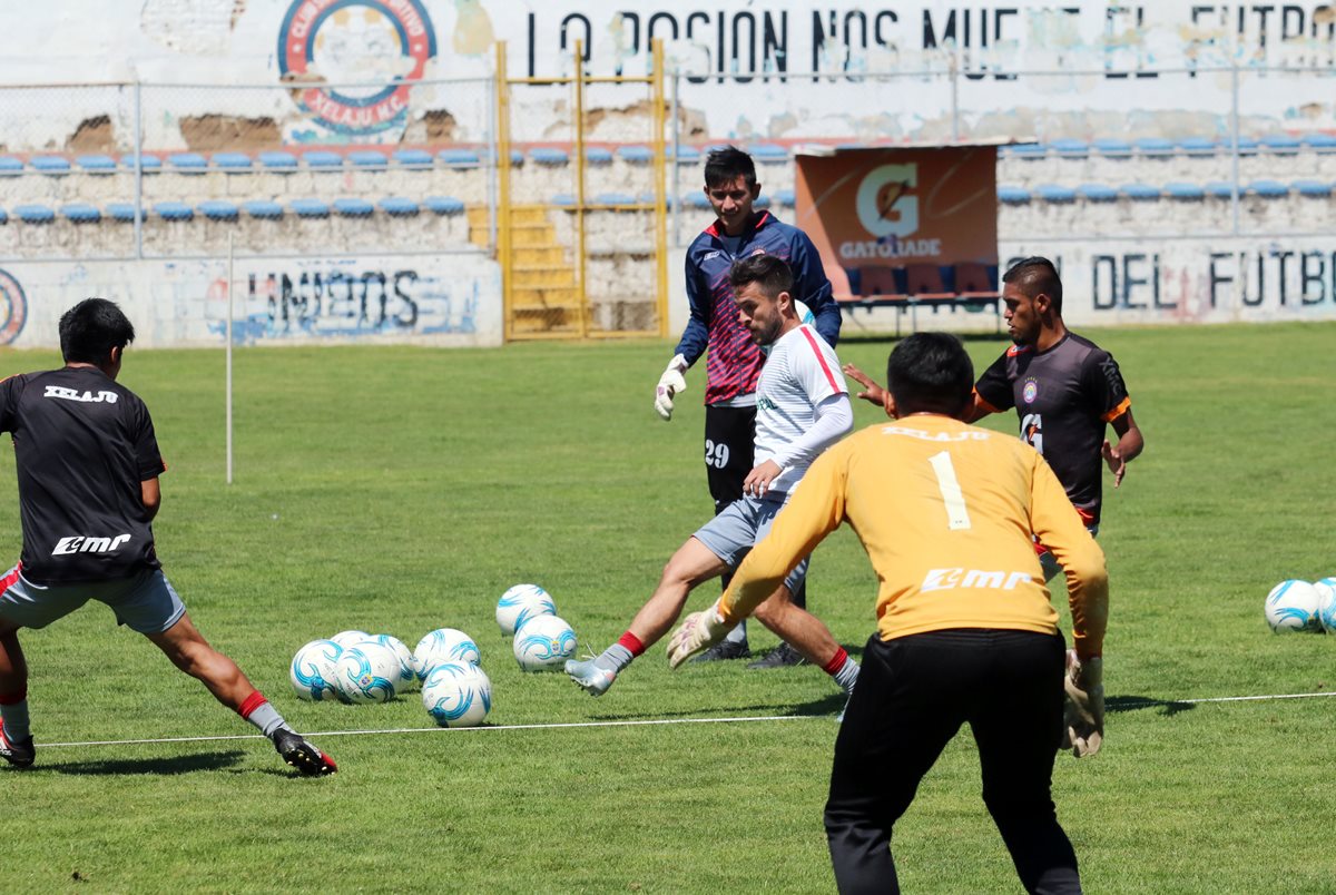 Previo a emprender el viaje a Antigua Guatemala, el Director Técnico, Ronald Gómez, hizo trabajo táctico y definición en el estadio Mario Camposeco. (Foto Prensa Libre: Carlos Ventura)