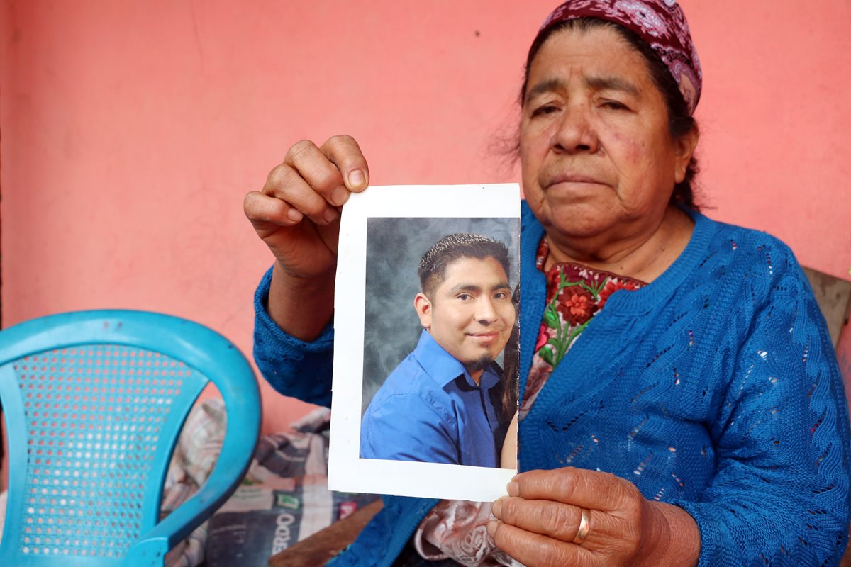 María Macedonia García muestra la foto de su hijo desaparecido en diciembre. (Foto Prensa Libre: Carlos Ventura)