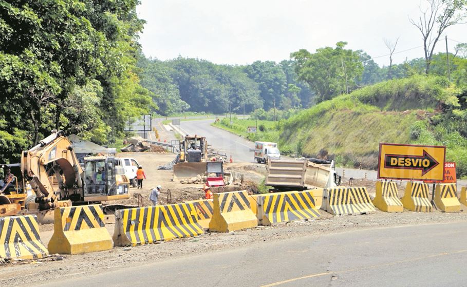 La carretera de la Costa Sur quedó inconclusa y en malas condiciones debido al incumplimiento de Odebrecht. (Foto Prensa Libre: Hemeroteca PL)