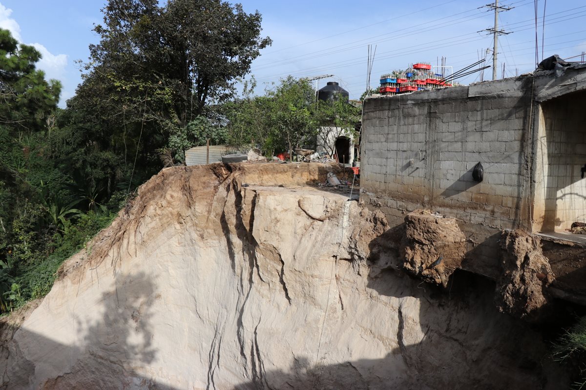 El socavamiento pone en riesgo a varias familias de la zona 5 de Santa Cruz del Quiché. (Foto Prensa Libre: Héctor Cordero)