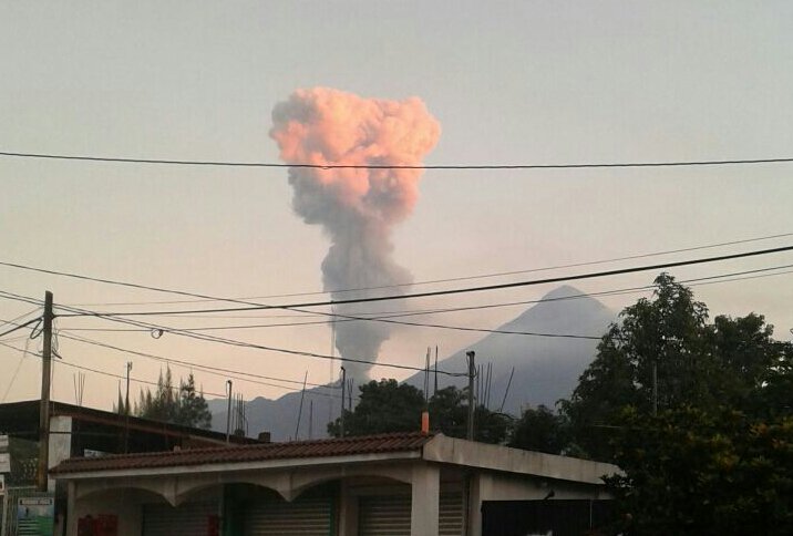 Explosión del volcán Santiaguito es observada desde la Ciudad de Quetzaltenango. (Foto Prensa Libre: Carlos Ventura)