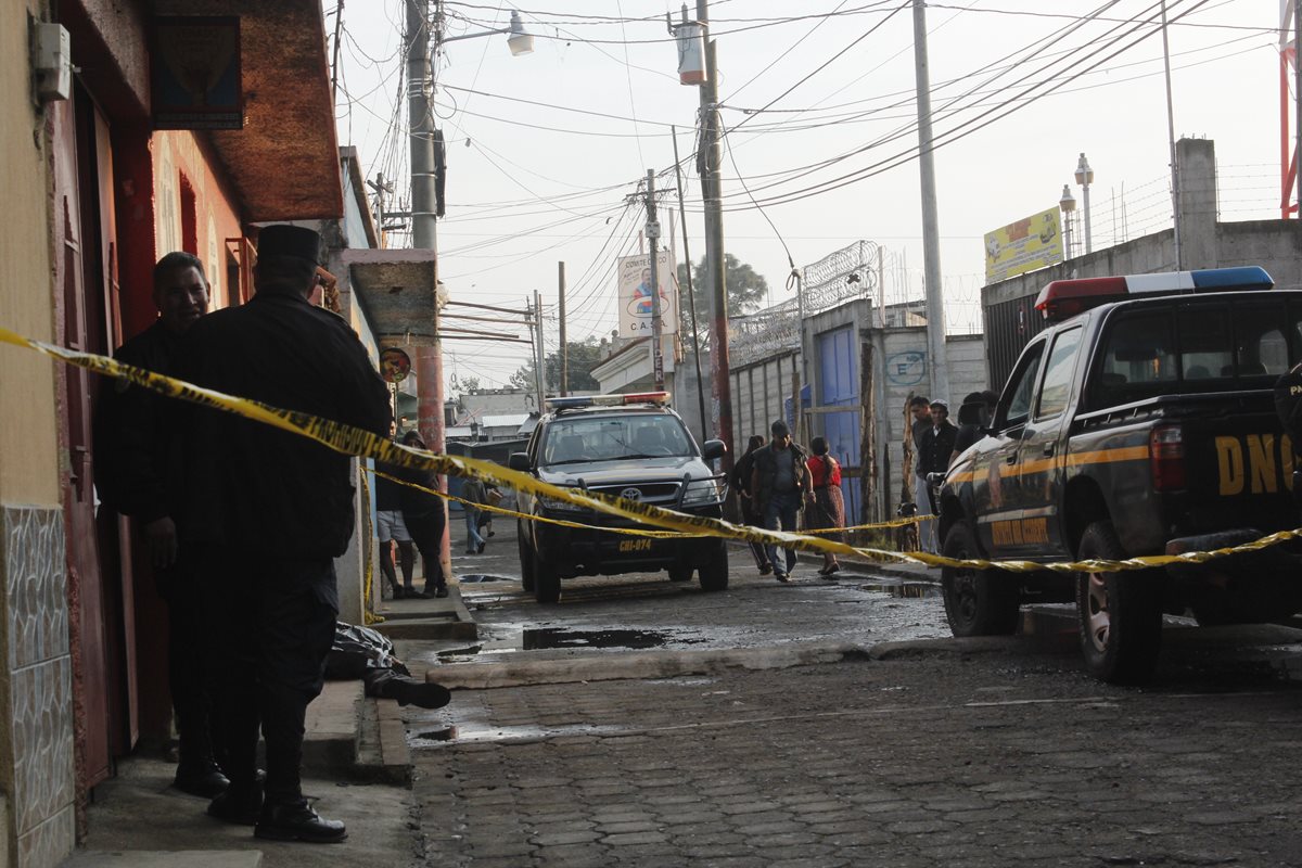 Las autoridades investigan la muerte de René Francisco Saquíl Zúñiga, de 30 años, en Buena Vista, Chimaltenango. (Foto Prensa Libre: Víctor Chamalé)