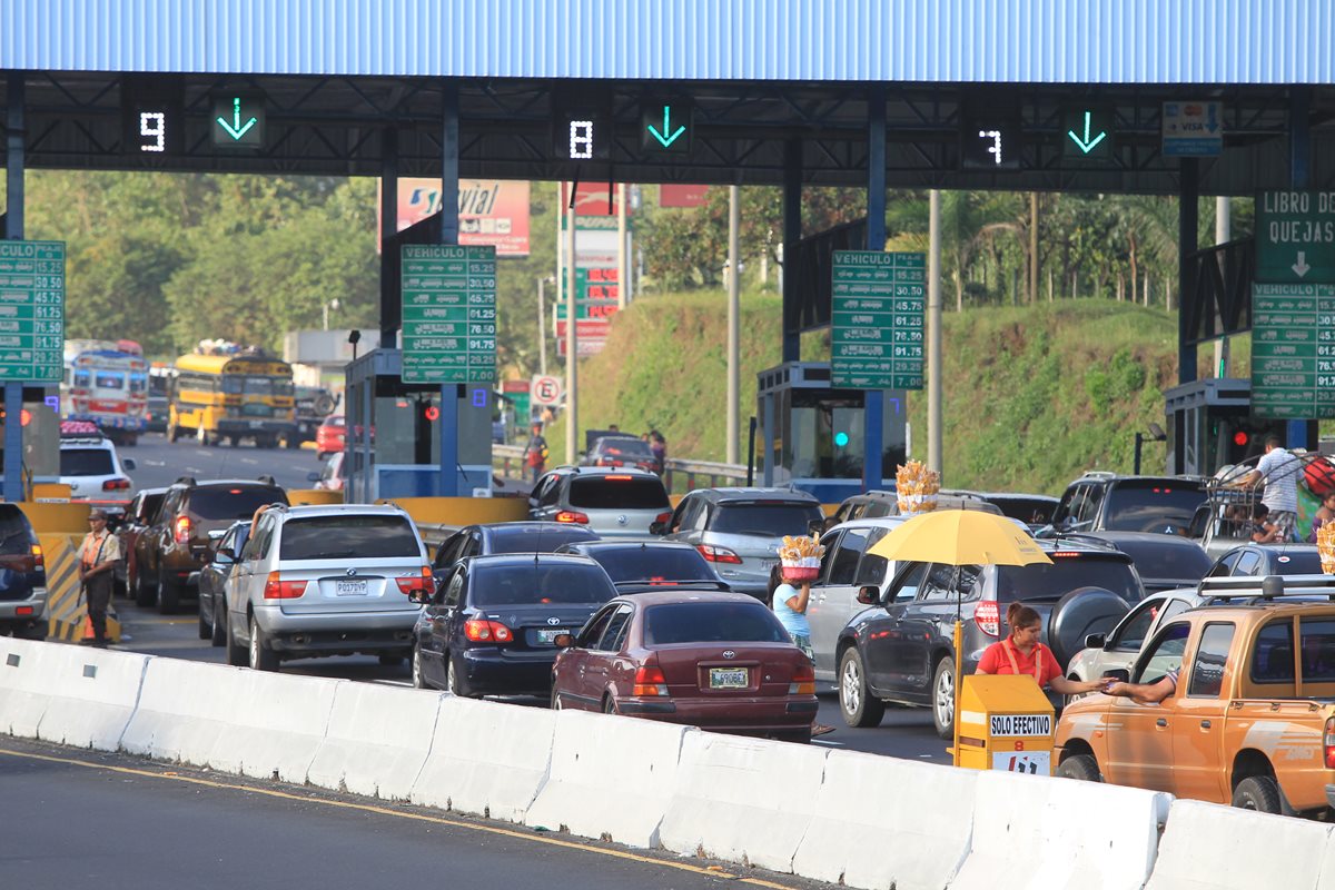 El peaje ubicado en la autopista Palín-Escuintla espera circulen 20 mil vehículos este fin de semana. (Foto Prensa Libre: Hemeroteca)