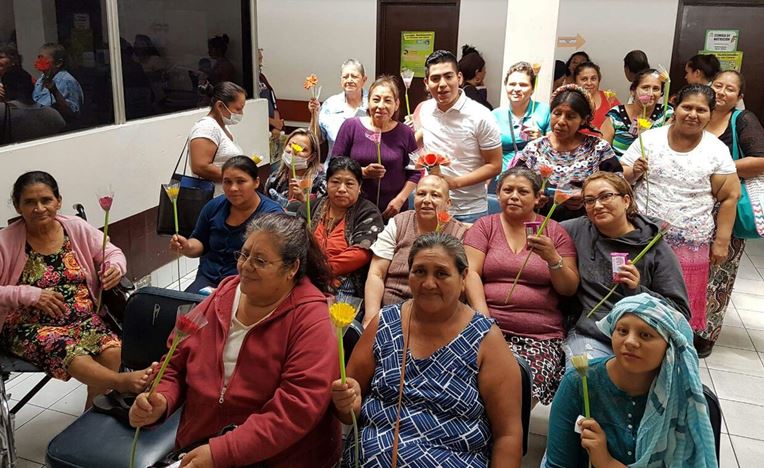 Esteban también regaló flores a las demás mujeres que estaban en la Liga contra el Cáncer. (Foto Prensa Libre: Cortesía Esteban Guerrero)