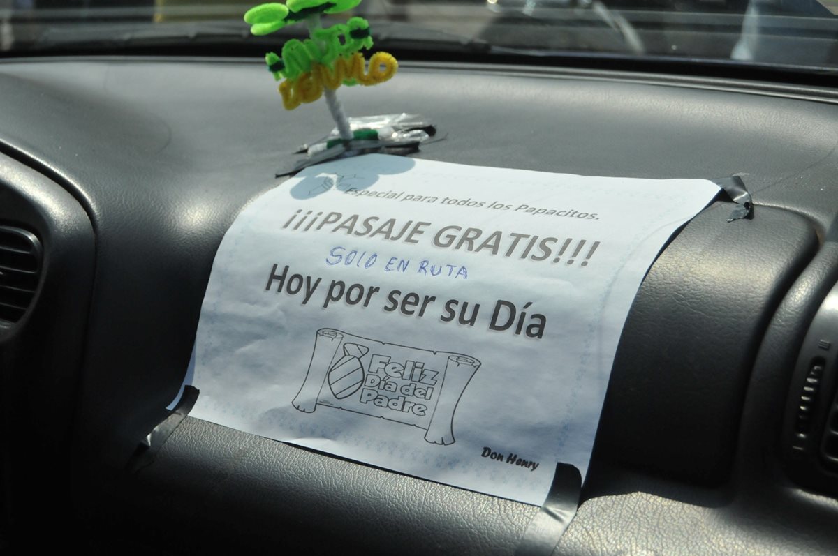 Piloto de taxi ofrecía viajes gratis por celebración del día del padre, en Coatepeque. (Foto Prensa Libre: Alexánder Coyoy)