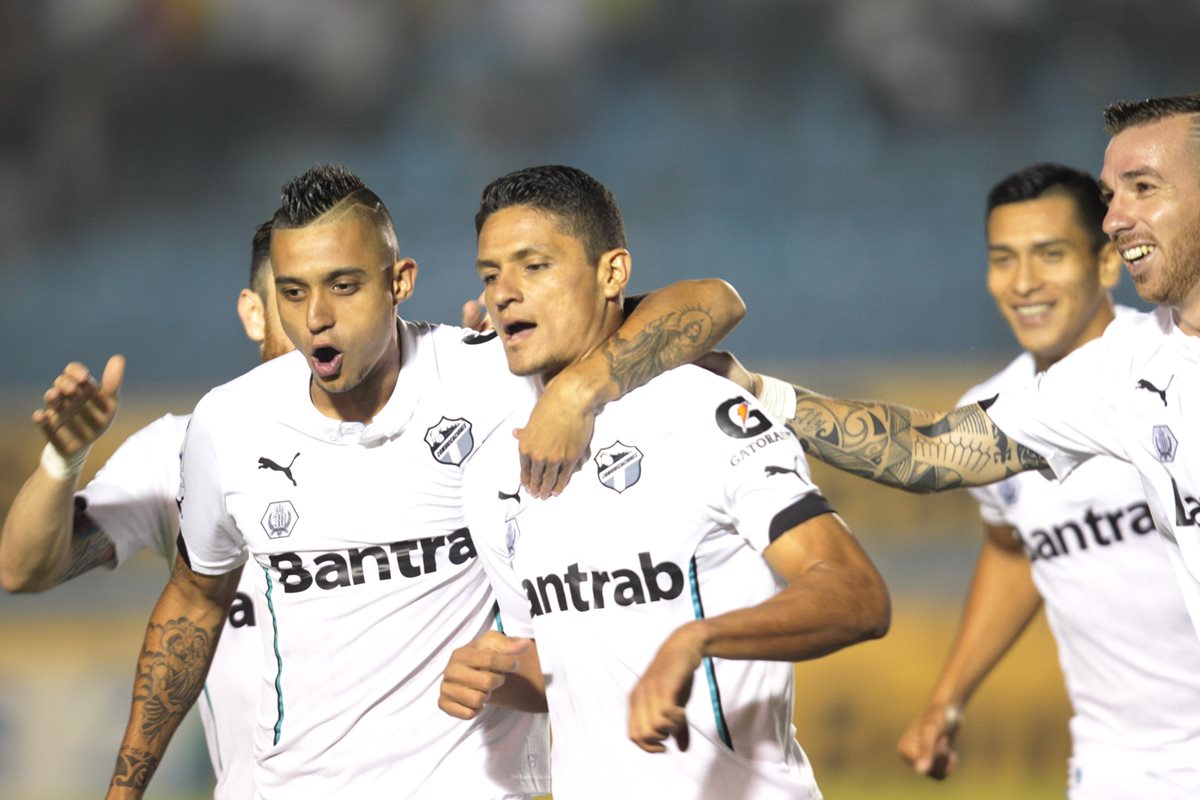 Jorge Aparicio festeja a Jairo Arreola luego de anotar el único gol de juego. (Foto Prensa Libre: Norvin Mendoza)