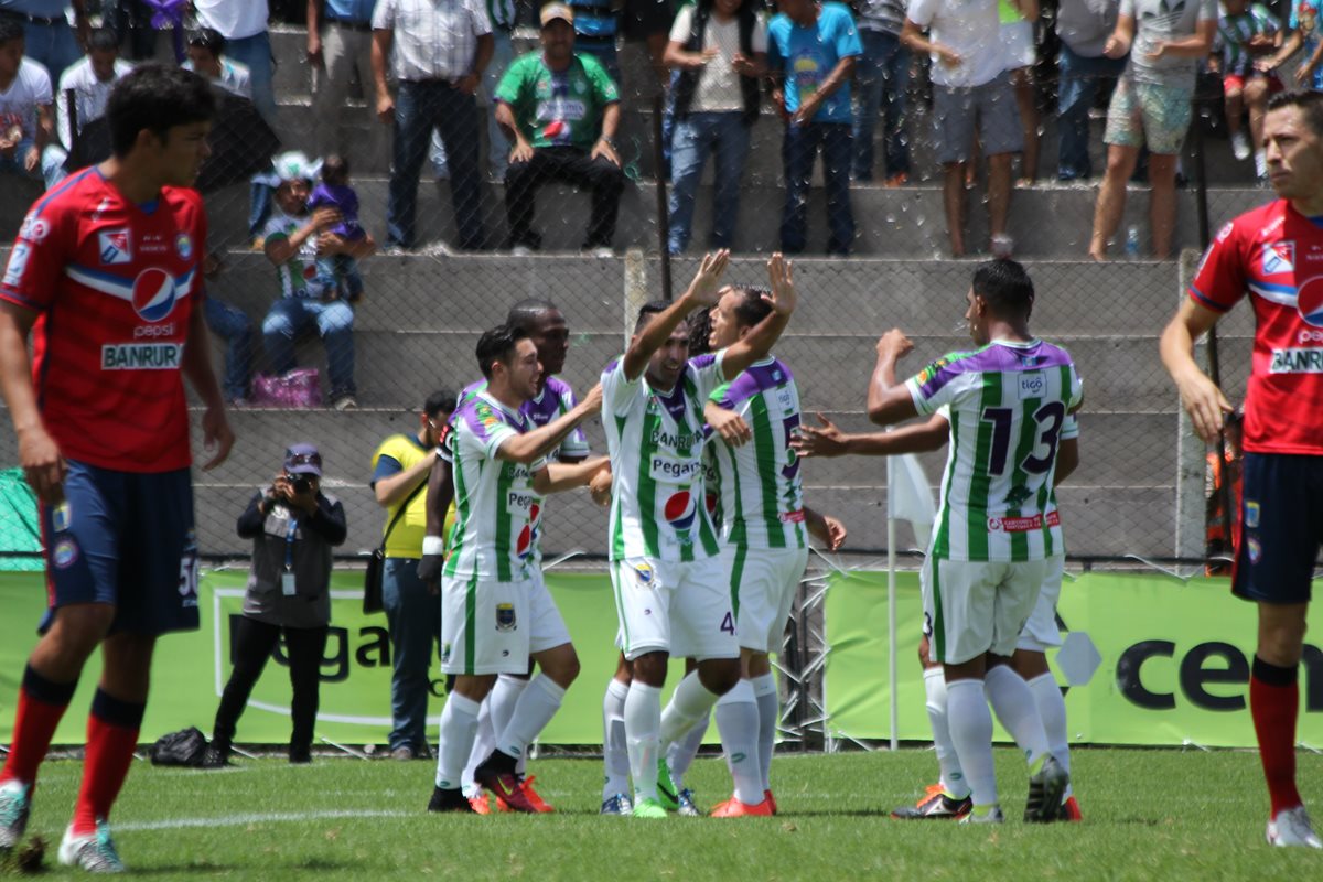 Los jugadores de Antigua GFC festejan frente a Xelajú MC. (Foto Prensa Libre: Miguel López)