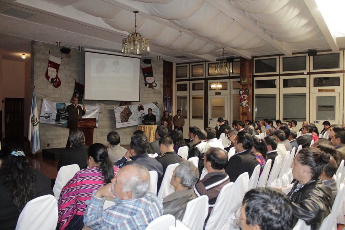 Representantes de la Comisión Ciudadana Departamental por la Transparencia y Probidad de Quetzaltenango pressentan el informe 2016-2017. (Foto Prensa Libre: María Longo)