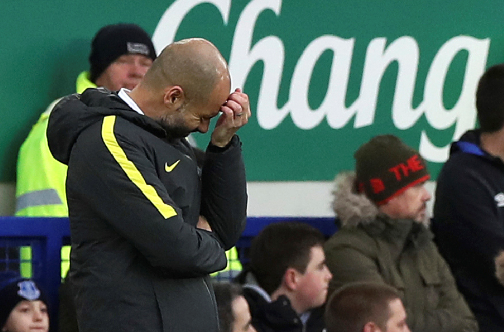 El técnico español, Pep Guardiola vive un momento complicado en su carrera. La opción de ganar la Premier está muy lejos. (Foto Prensa Libre: AP)