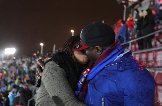 Este fue el momento especial que se vivió en el estadio del Barcelona. (Foto Prensa Libre: Fernando López)