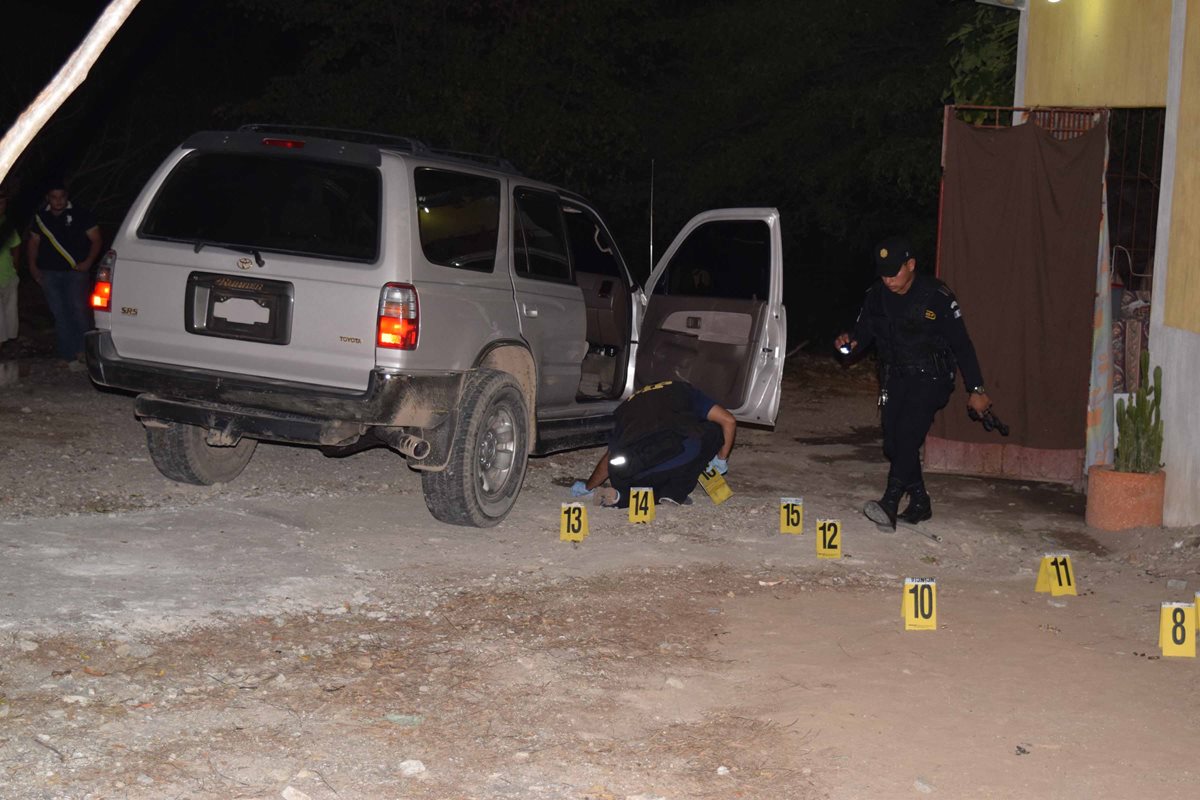 Peritos del Ministerio Público localizaron en la escena del crimen 41 casquillos, una escopeta 12, una pistola 9 mm, tres cargadores con 45 municiones útiles, Q7mil en efectivo y un gorro pasamontaña. (Foto Prensa Libre: Víctor Gómez)