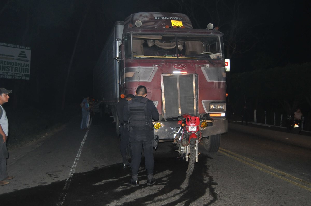 Motocicleta queda destruida durante accidente con un tráiler en Coatepeque. (Foto Prensa Libre: Alexánder Coyoy)