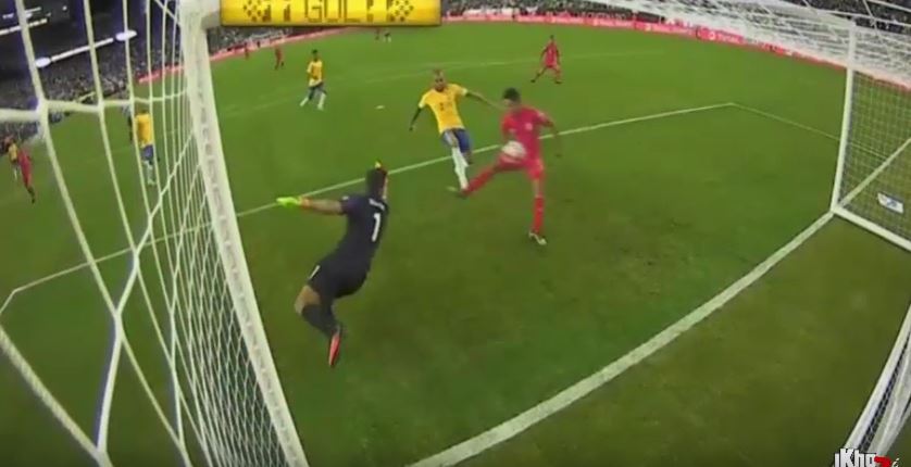 Momento en el que Paolo Guerrero mete el gol con la mano. (Foto Prensa Libre: Internet)