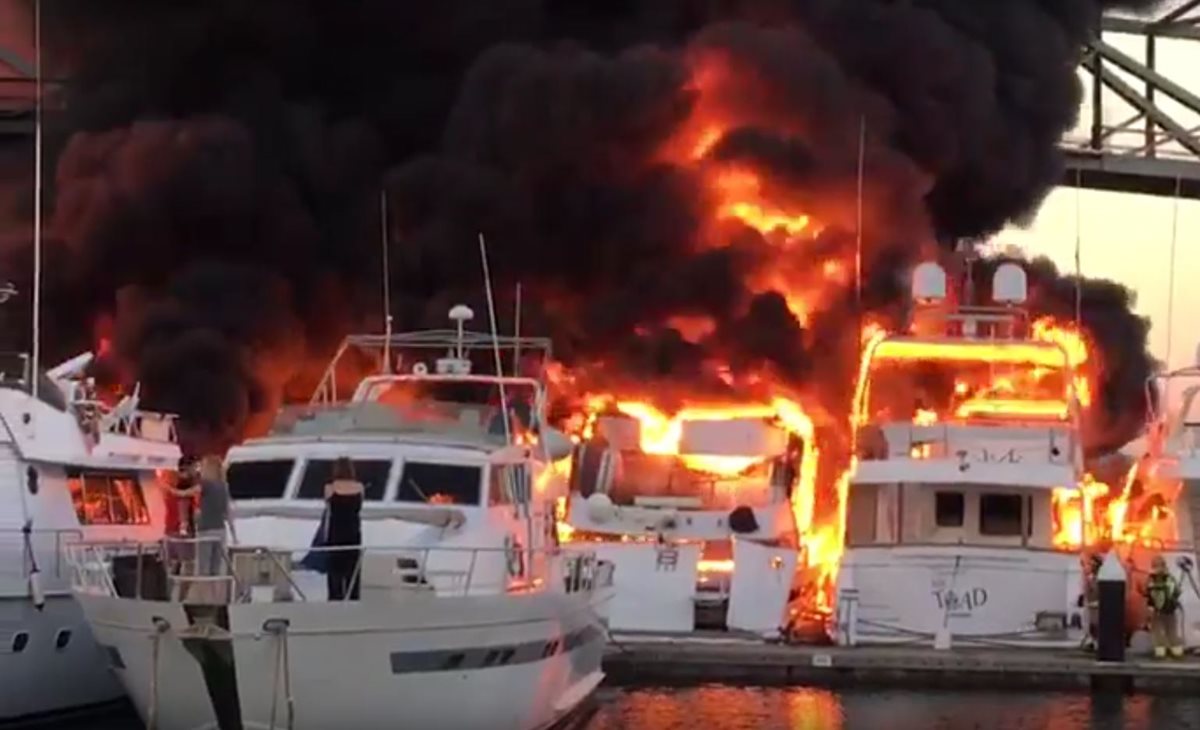 Socorristas combaten un incendio registrado en Port Fòrum de Sant Adrià del Besòs, Barcelona, España, el cual destruyó unas cinco embarcaciones. (Foto Prensa Libre: Youtube)