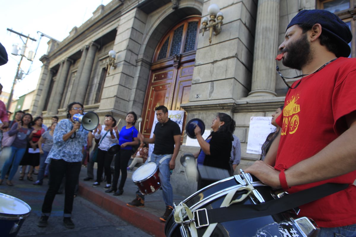 Guatemaltecos se reunieron este primer sábado de abril frente al Congreso para exigir transparencia al nuevo Gobierno y los diputados. (Foto Prensa Libre: Edwin Bercián)