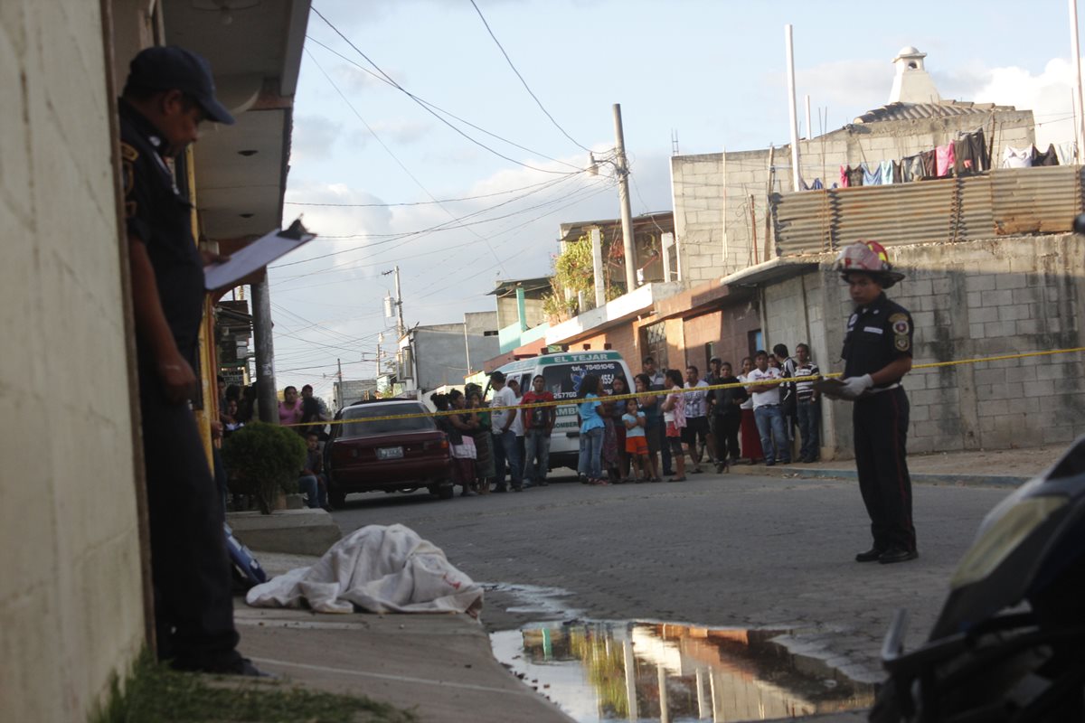 Socorristas junto al cadáver de Jorge Hipólito Muralles Monroy. (Foto Prensa Libre: Víctor Chamalé)